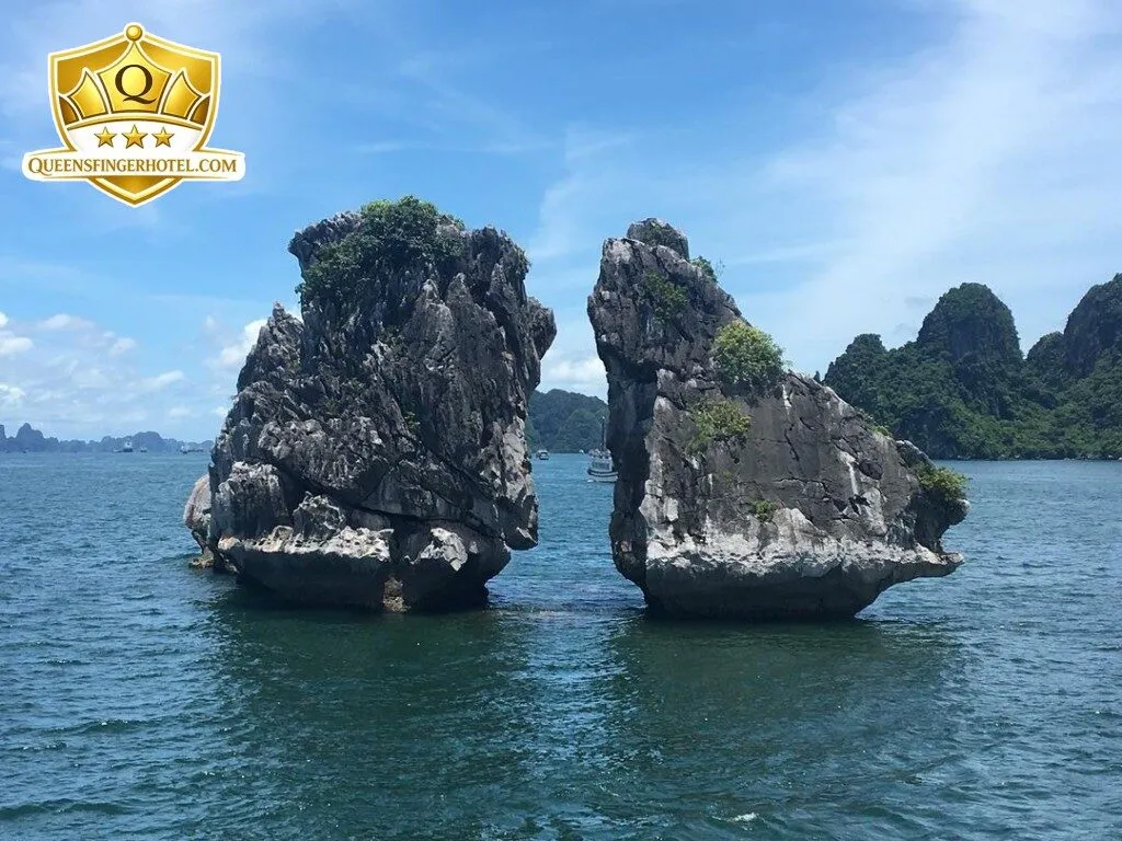 Toàn cảnh Vịnh Hạ Long với núi đá vôi giữa làn nước xanh